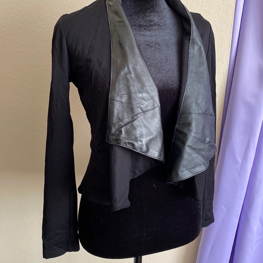 Kaityln - black crop top